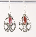 Opengewerkte zilveren oorbellen met granaat afbeelding 1