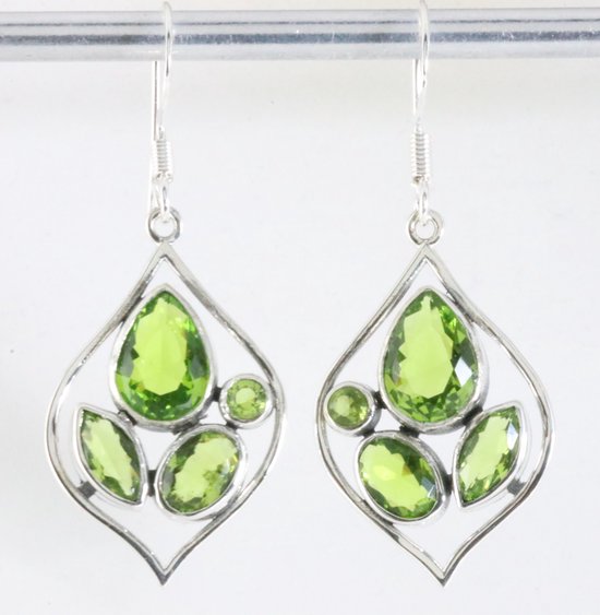 Opengewerkte zilveren oorbellen met peridoot afbeelding 1