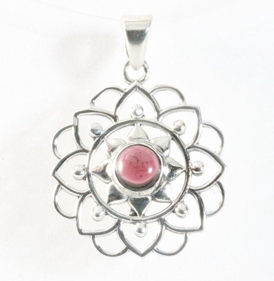 Opengewerkte zilveren hanger met granaat afbeelding 1