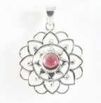 Opengewerkte zilveren hanger met granaat afbeelding 1