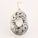 Opengewerkte zilveren medaillon met parelmoer afbeelding 1