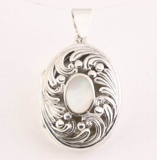 Opengewerkte zilveren medaillon met parelmoer afbeelding 1