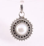 Fijne bewerkte ronde zilveren hanger met zoetwater parel afbeelding 1