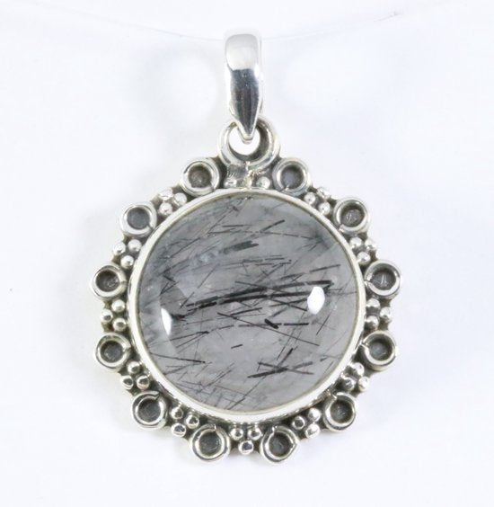 Ronde bewerkte zilveren hanger met zwarte rutielkwarts afbeelding 1