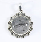 Ronde bewerkte zilveren hanger met zwarte rutielkwarts afbeelding 1