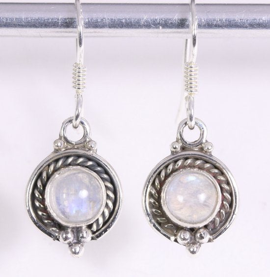 Fijne bewerkte zilveren oorbellen met regenboog maansteen afbeelding 1