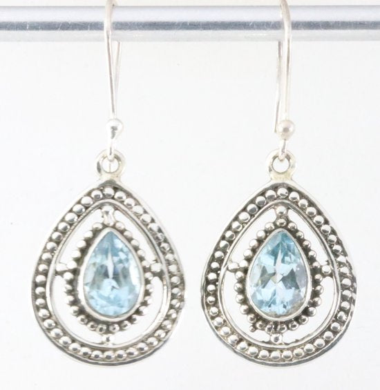 Opengewerkte zilveren oorbellen met blauwe topaas afbeelding 1