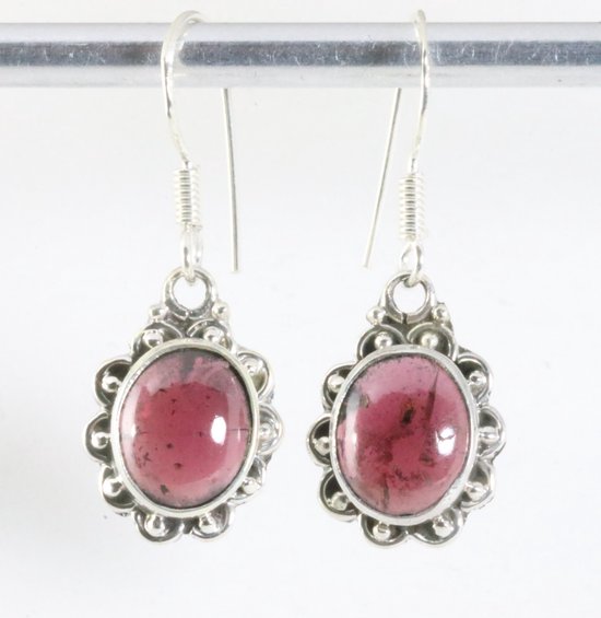 Fijne bewerkte zilveren oorbellen met granaat afbeelding 1