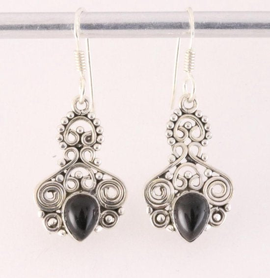 Fijne opengewerkte zilveren oorbellen met onyx afbeelding 1