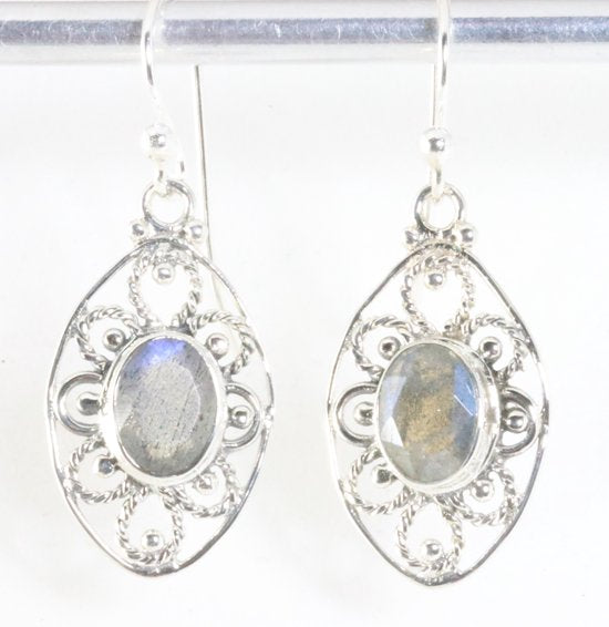 Opengewerkte zilveren oorbellen met labradoriet afbeelding 1