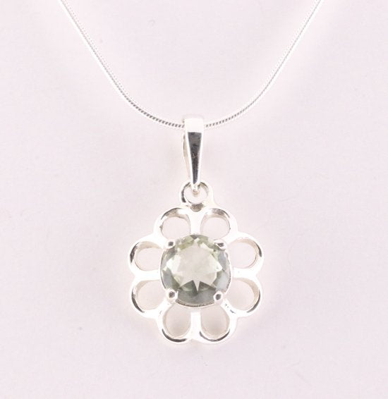 Fijne bloemvormige zilveren hanger met groene amethist aan ketting afbeelding 1