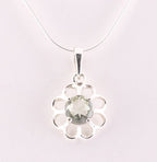 Fijne bloemvormige zilveren hanger met groene amethist aan ketting afbeelding 1
