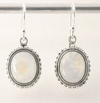 Bewerkte ovale zilveren oorbellen met regenboog maansteen afbeelding 1