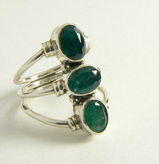Opengewerkte zilveren ring met 3 smaragd stenen afbeelding 5