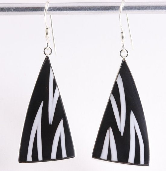 Lange zilveren oorbellen met zebra schelp afbeelding 1