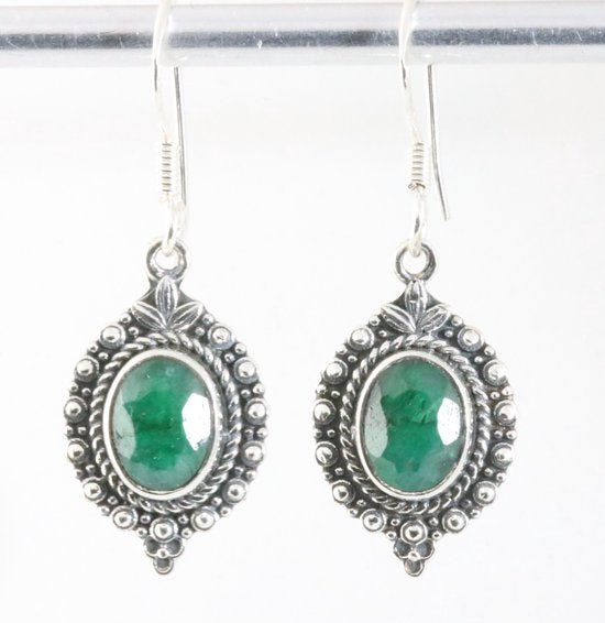 Fijne bewerkte zilveren oorbellen met smaragd afbeelding 1