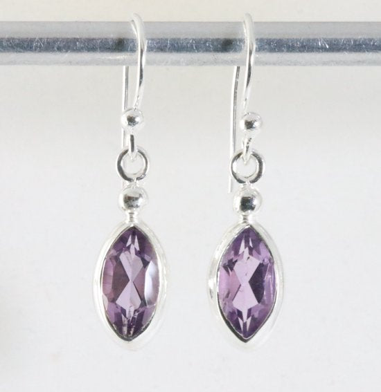 Fijne hoogglans zilveren oorbellen met amethist afbeelding 1