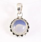 Fijne bewerkte ronde zilveren hanger met vuuropaal afbeelding 1