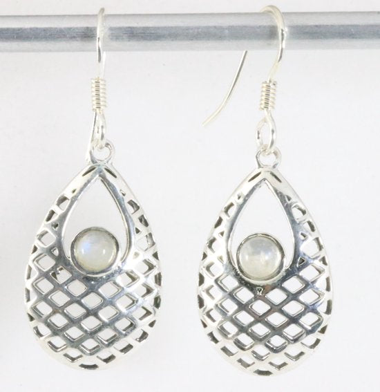 Opengewerkte zilveren oorbellen met regenboog maansteen afbeelding 1