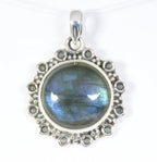 Ronde bewerkte zilveren hanger met labradoriet afbeelding 1