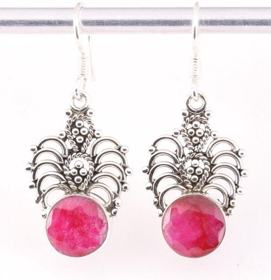 Opengewerkte zilveren oorbellen met robijn afbeelding 1