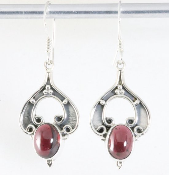Bewerkte zilveren oorbellen met granaat afbeelding 1