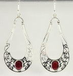 Lange opengewerkte zilveren oorbellen met robijn afbeelding 1