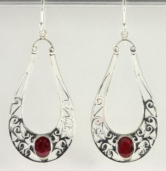 Lange opengewerkte zilveren oorbellen met robijn afbeelding 1