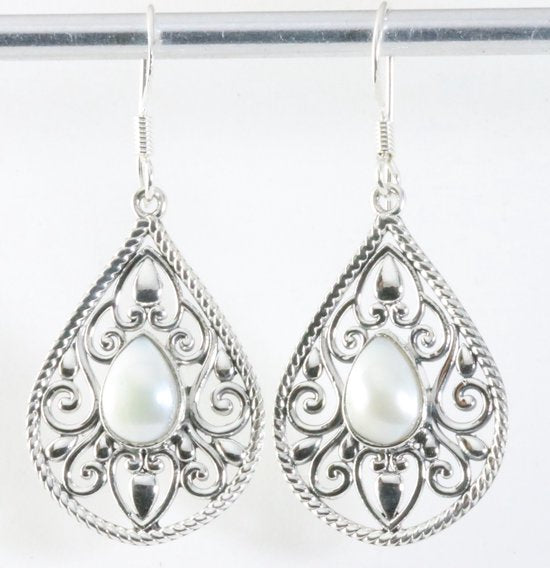 Opengewerkte zilveren oorbellen met parel afbeelding 1