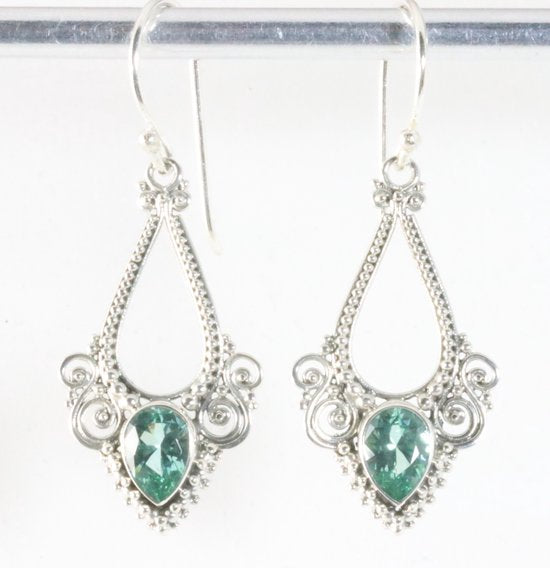 Traditionele bewerkte zilveren oorbellen met groene toermalijn afbeelding 1