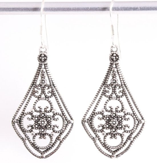 Lange opengewerkte zilveren filigrein oorbellen afbeelding 1