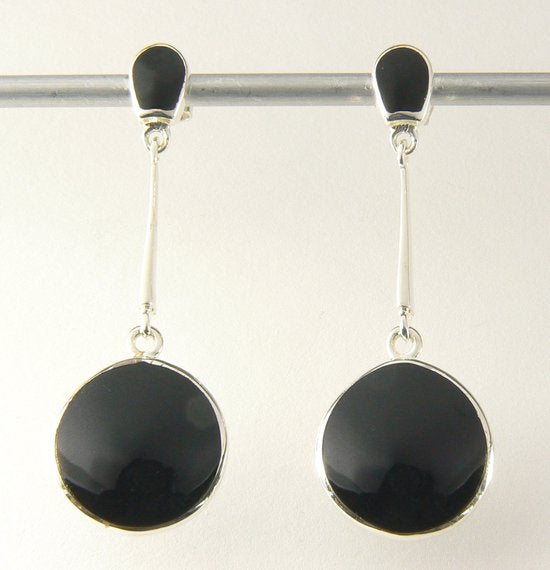 Lange ronde zilveren oorstekers met onyx afbeelding 1