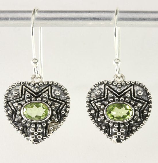 Bewerkte zilveren oorbellen met peridoot afbeelding 1