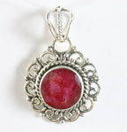 Ronde opengewerkte zilveren hanger met robijn afbeelding 1