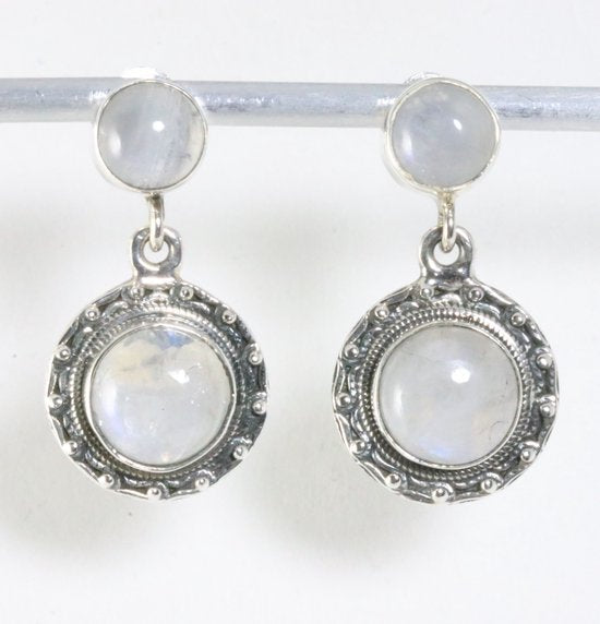 Ronde bewerkte zilveren oorstekers met regenboog maansteen afbeelding 1