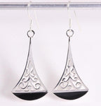 Lange opengewerkte zilveren oorbellen met onyx afbeelding 1