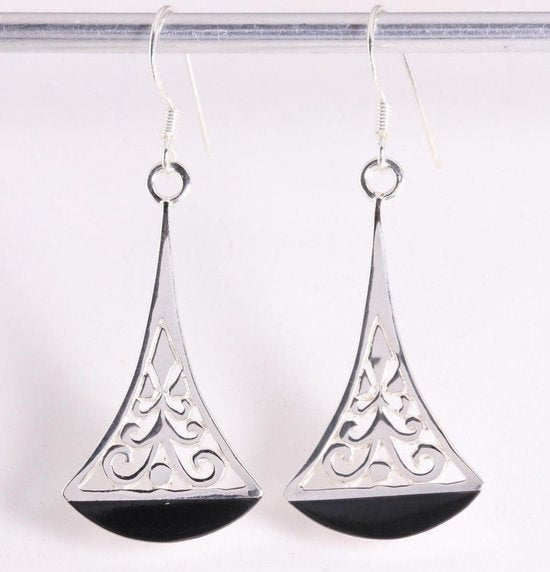 Lange opengewerkte zilveren oorbellen met onyx afbeelding 1