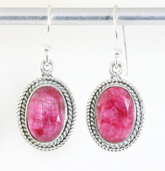 Bewerkte ovale zilveren oorbellen met robijn afbeelding 1