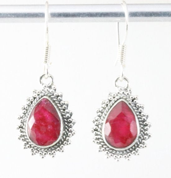 Fijne bewerkte zilveren oorbellen met robijn afbeelding 1