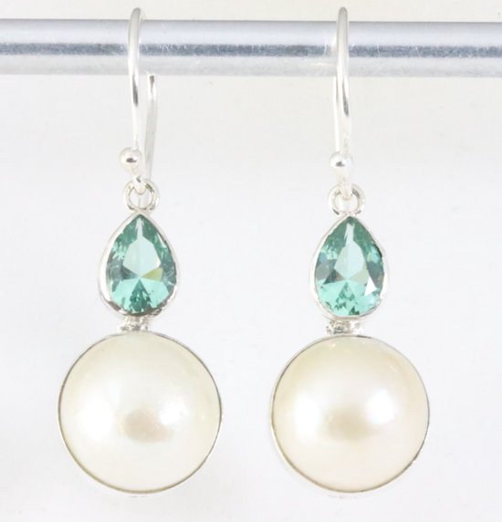 Zilveren oorbellen met witte mabe parel en groene toermalijn afbeelding 1
