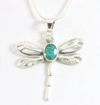 Opengewerkte zilveren libelle hanger met smaragd aan ketting afbeelding 1