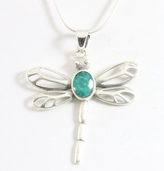Opengewerkte zilveren libelle hanger met smaragd aan ketting afbeelding 1