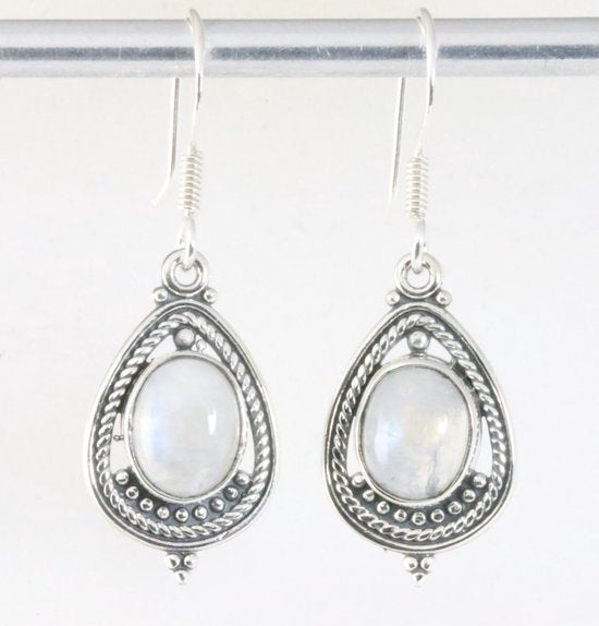 Opengewerkte zilveren oorbellen met regenboog maansteen afbeelding 1