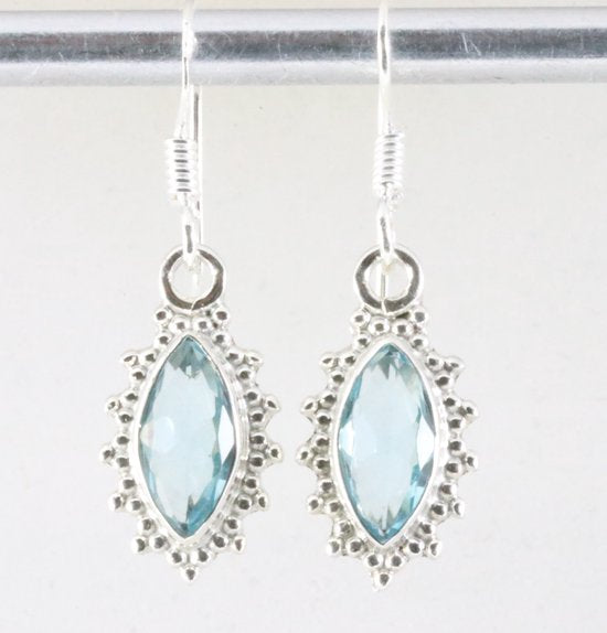 Fijne bewerkte zilveren oorbellen met blauwe topaas afbeelding 1