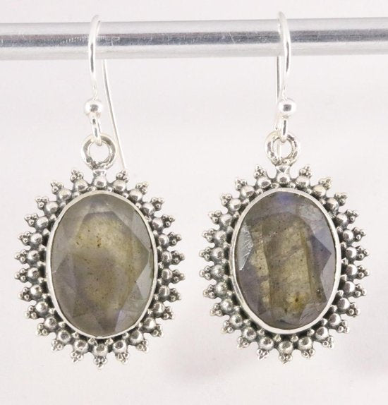 Bewerkte zilveren oorbellen met labradoriet afbeelding 1