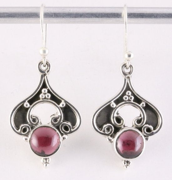 Bewerkte zilveren oorbellen met granaat afbeelding 1