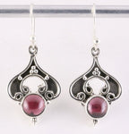 Bewerkte zilveren oorbellen met granaat afbeelding 1