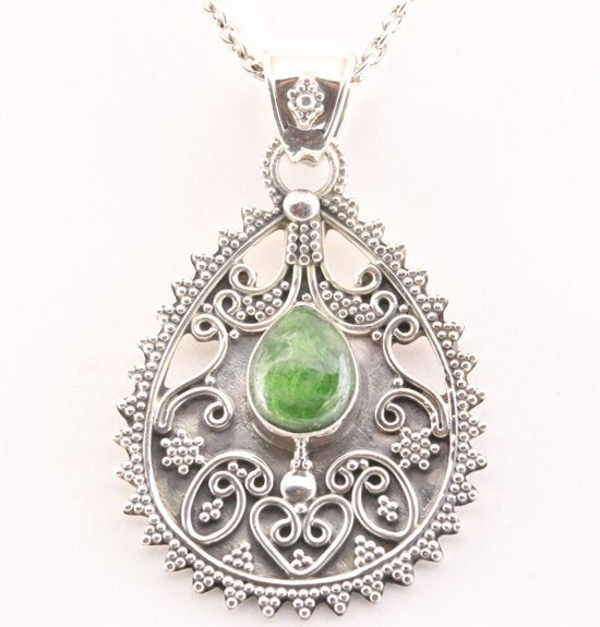 Traditionele bewerkte zilveren hanger met chroom diopsiet aan ketting afbeelding 1