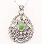 Traditionele bewerkte zilveren hanger met chroom diopsiet aan ketting afbeelding 1