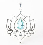 Opengewerkte zilveren lotus hanger met blauwe topaas afbeelding 1